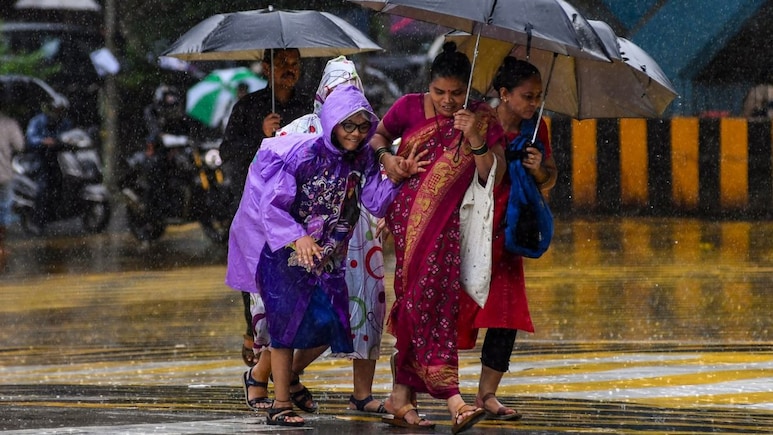 Mumbai Rains: मुंबईत आजही पावसाचं धुमशान, तर 'या' जिल्ह्यांना रेड अलर्ट