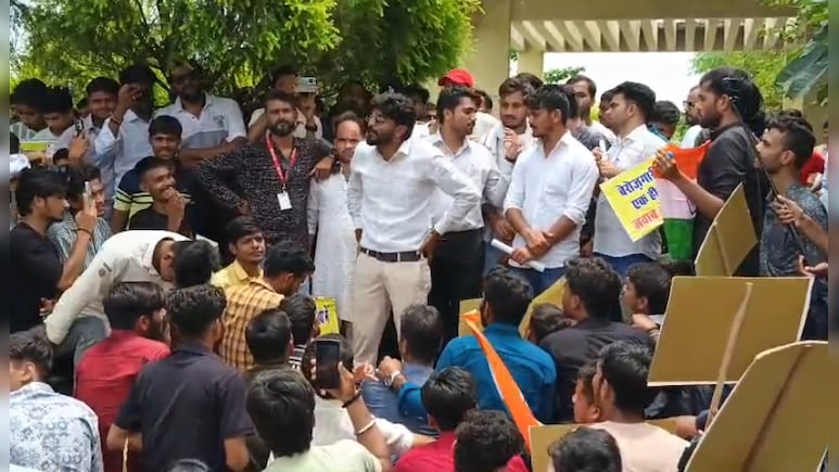 विदिशा में छात्रों का कलेक्ट्रेट पर हंगामा, बोले- उम्र बीत रही, लेकिन नहीं निकल रहीं नौकरी के लिए भर्तियां विदिशा में छात्रों का कलेक्ट्रेट पर हंगामा, बोले- उम्र बीत रही, लेकिन नहीं निकल रहीं नौकरी के लिए भर्तियां