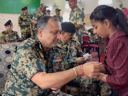 रक्षाबंधन: जैसलमेर में बहनों ने BSF जवानों को बांधी राखी, देश की रक्षा का लिया वचन रक्षाबंधन: जैसलमेर में बहनों ने BSF जवानों को बांधी राखी, देश की रक्षा का लिया वचन