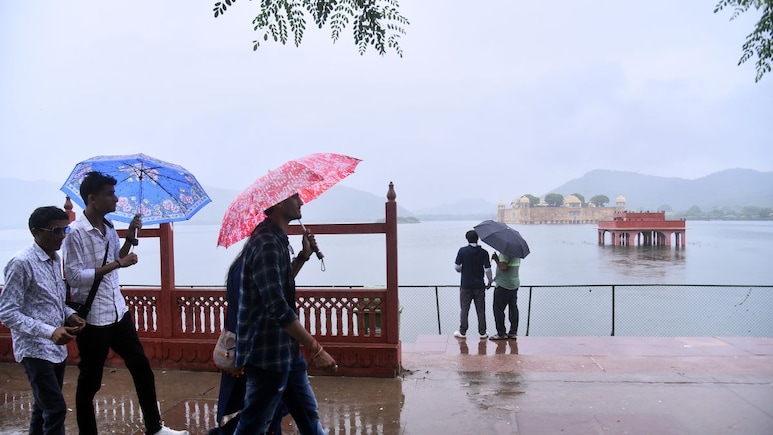 Rajasthan Rain: राजस्थान में कमजोर पड़ा मानसून! बारिश का दौर हुआ धीमा, 24 घंटे बाद फिर मेहरबान होंगे इंद्रदेव Rajasthan Rain: राजस्थान में कमजोर पड़ा मानसून! बारिश का दौर हुआ धीमा, 24 घंटे बाद फिर मेहरबान होंगे इंद्रदेव