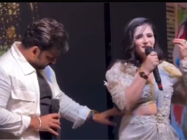 पवन सिंह बीच इवेंट छूने लगे को-स्टार की कमर, एक्ट्रेस हुईं अनकंफर्टेबल, वीडियो देख भड़के यूजर्स