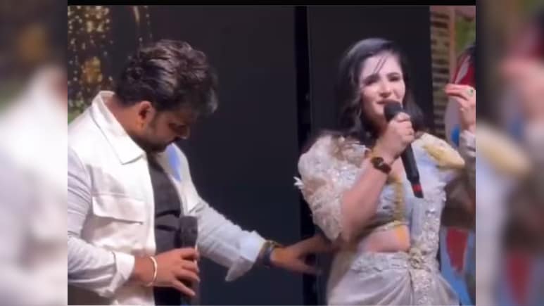 पवन सिंह बीच इवेंट छूने लगे को-स्टार की कमर, एक्ट्रेस हुईं अनकंफर्टेबल, वीडियो देख भड़के यूजर्स