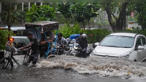 बारिश से तरबतर दिल्ली, जगह-जगह हादसे और ट्रैफिक, AAP ने PWD मंत्री से मांगा इस्तीफा