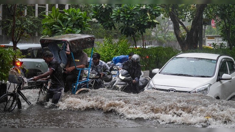 बारिश से तरबतर दिल्ली, जगह-जगह हादसे और ट्रैफिक, AAP ने PWD मंत्री से मांगा इस्तीफा