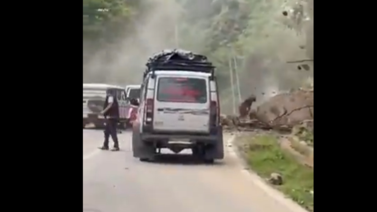 सड़क पर कारें और गोले बन बरसने लगे पत्थर, अरुणाचल का ये वीडियो देख दिल दहल जाएगा