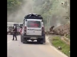 सड़क पर कारें और गोले बन बरसने लगे पत्थर, अरुणाचल का ये वीडियो देख दिल दहल जाएगा सड़क पर कारें और गोले बन बरसने लगे पत्थर, अरुणाचल का ये वीडियो देख दिल दहल जाएगा