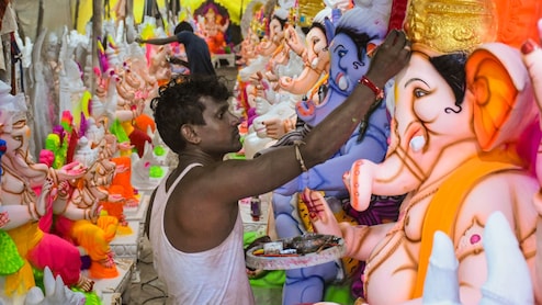 Ganesh Chaturthi 2025 : दुकानातून मूर्ती खरेदी करताना आधीच पाहून घ्या 'या' गोष्टी, अन्यथा पश्चाताप होईल!
