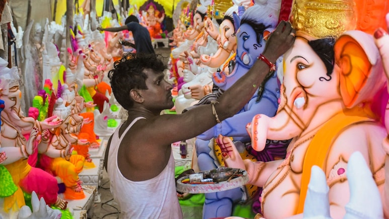 Ganesh Chaturthi 2025 : दुकानातून मूर्ती खरेदी करताना आधीच पाहून घ्या 'या' गोष्टी, अन्यथा पश्चाताप होईल!