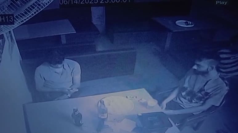 Rajasthan: गांजा तस्कर के साथ बार में बैठकर शराब पी रहा कांस्टेबल, एसपी ने लिया एक्शन Rajasthan: गांजा तस्कर के साथ बार में बैठकर शराब पी रहा कांस्टेबल, एसपी ने लिया एक्शन
