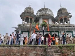 यूपी के फतेहपुर में मकबरे को लेकर जबरदस्त बवाल, 150 से ज्यादा के खिलाफ एफआईआर दर्ज यूपी के फतेहपुर में मकबरे को लेकर जबरदस्त बवाल, 150 से ज्यादा के खिलाफ एफआईआर दर्ज