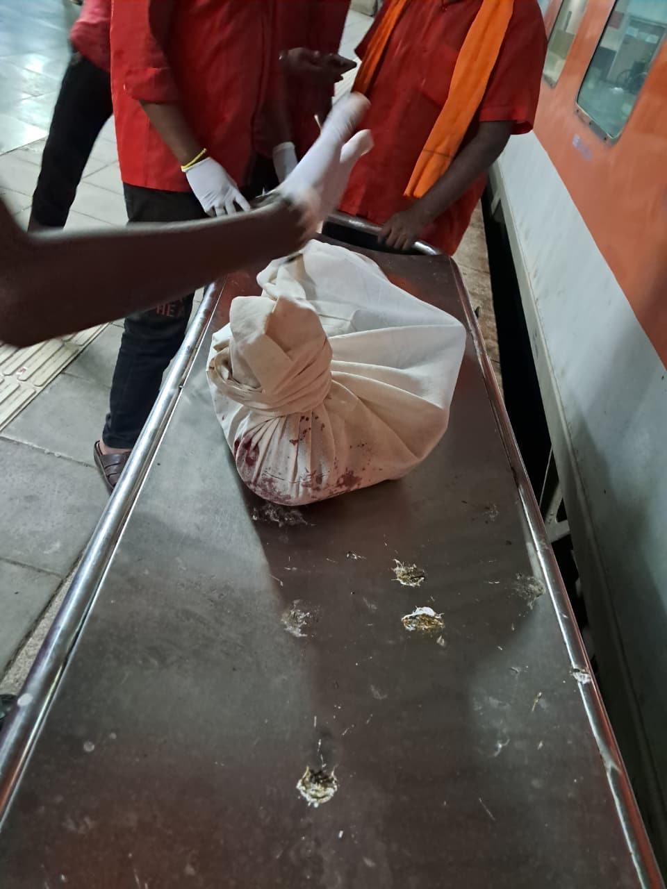 ट्रेन से एसी कोच के टॉयलेट से मिला बच्चे का शव. ट्रेन से एसी कोच के टॉयलेट से मिला बच्चे का शव.