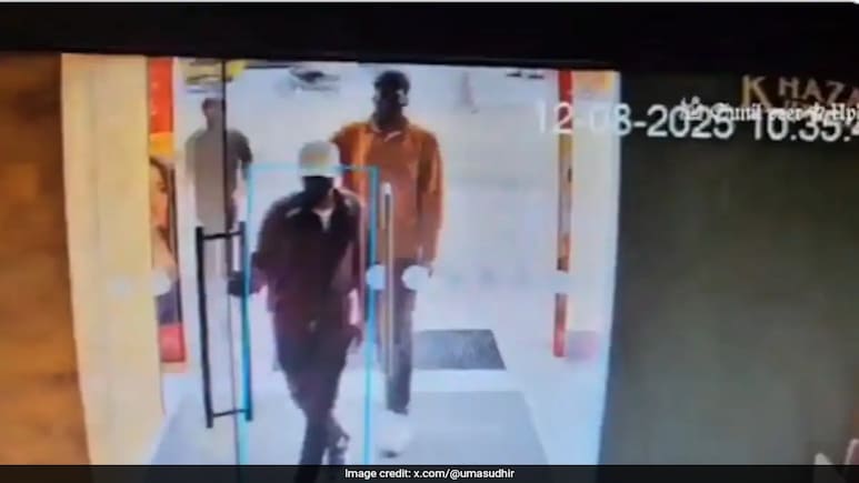 Hyderabad Jewellery Shop Robbed In Broad Daylight, Deputy Manager Shot Hyderabad Jewellery Shop Robbed In Broad Daylight, Deputy Manager Shot