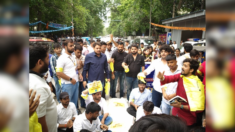 'आप' छात्र विंग एसैप का एसएससी घोटाले के खिलाफ जोरदार प्रदर्शन, शिक्षा मंत्री से की ये मांग 'आप' छात्र विंग एसैप का एसएससी घोटाले के खिलाफ जोरदार प्रदर्शन, शिक्षा मंत्री से की ये मांग