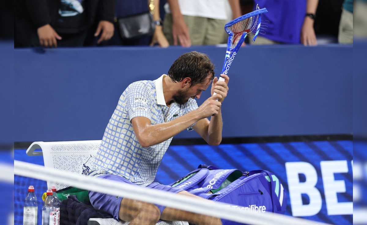 US Open 2025: फोटोग्राफर को जाता देख भड़के डेनियल मेदवेदेव, रेफरी से हुई तीखी बहस, तिलमिलाकर तोड़ा रैकेट