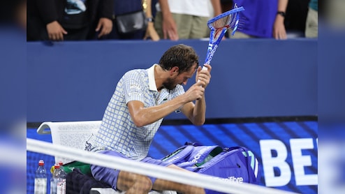 US Open 2025: 'फोटोग्राफर' को जाता देख भड़के डेनियल मेदवेदेव, रेफरी से हुई तीखी बहस, तिलमिलाकर तोड़ा रैकेट