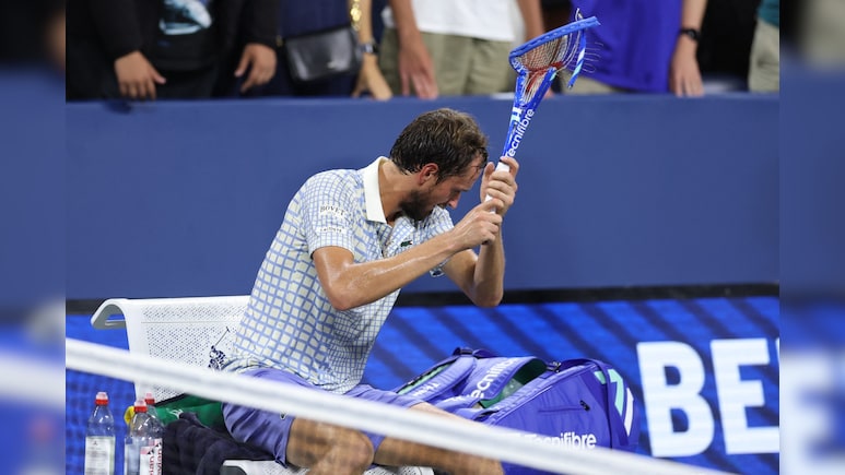 US Open 2025: 'फोटोग्राफर' को जाता देख भड़के डेनियल मेदवेदेव, रेफरी से हुई तीखी बहस, तिलमिलाकर तोड़ा रैकेट