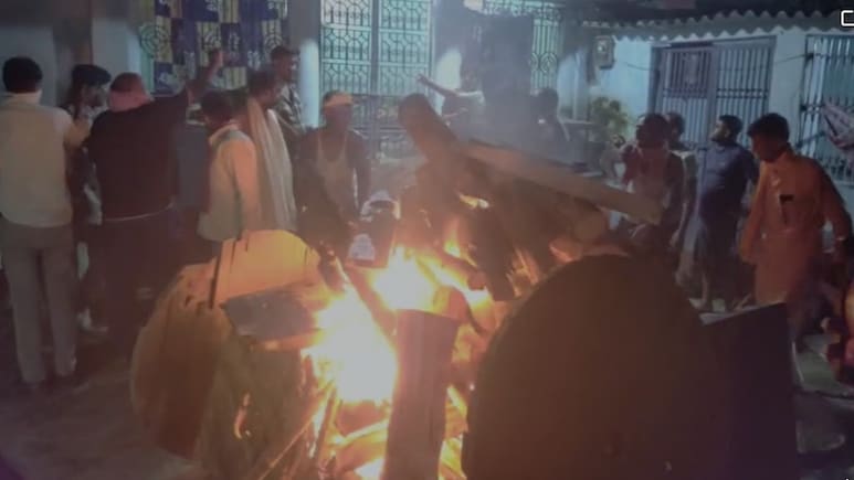 बेबस बदनसीब बाप! बेटी के जन्मदिन पर ही ससुराल की चौखट पर जलानी पड़ी उसकी चिता