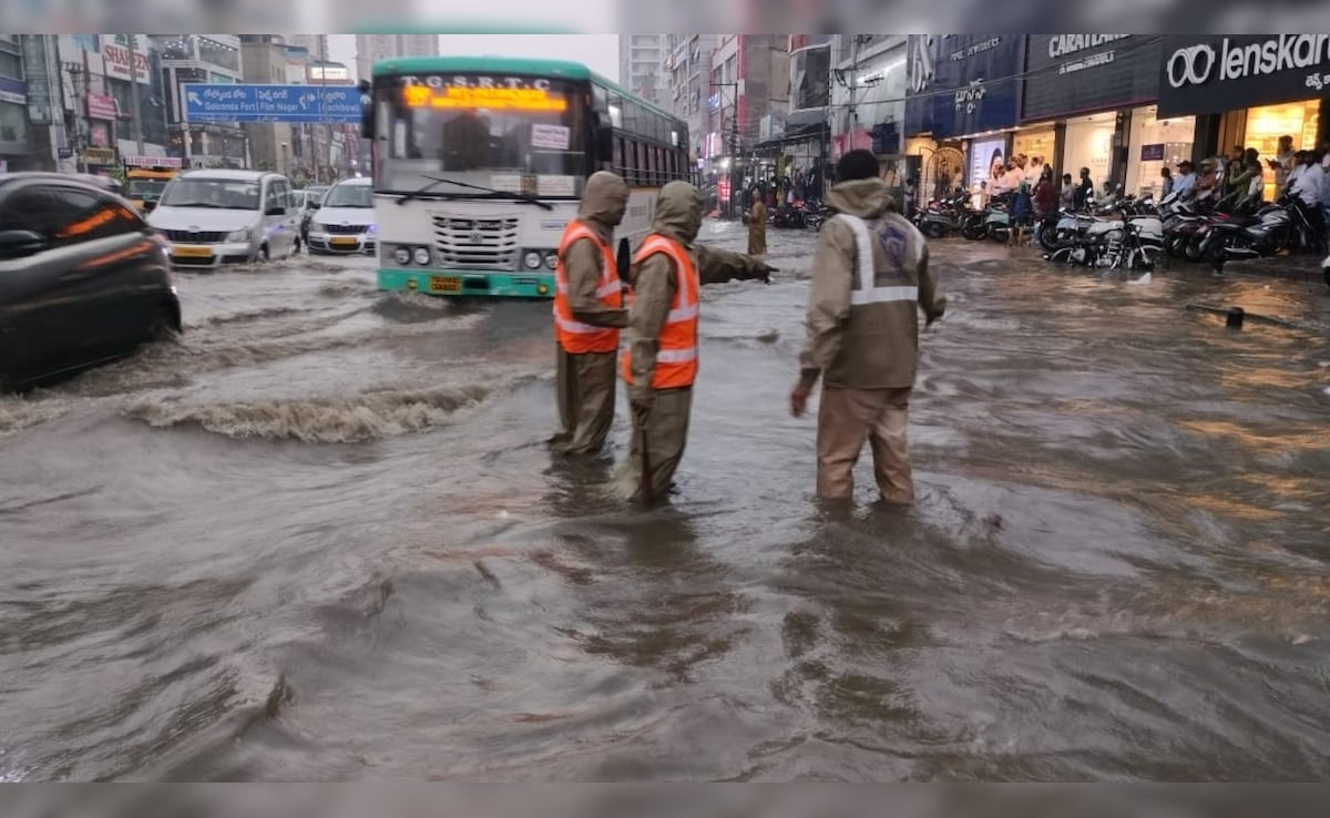 Хайдерабад Силните дъждове придружени от гръм удариха няколко части на
