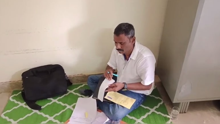 ग्वालियर में एक साल से जमीन पर बैठकर काम कर रहा दलित अधिकारी, सरकारी ऑफिस में नहीं मिली कुर्सी
