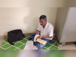 ग्वालियर में एक साल से जमीन पर बैठकर काम कर रहा दलित अधिकारी, सरकारी ऑफिस में नहीं मिली कुर्सी ग्वालियर में एक साल से जमीन पर बैठकर काम कर रहा दलित अधिकारी, सरकारी ऑफिस में नहीं मिली कुर्सी
