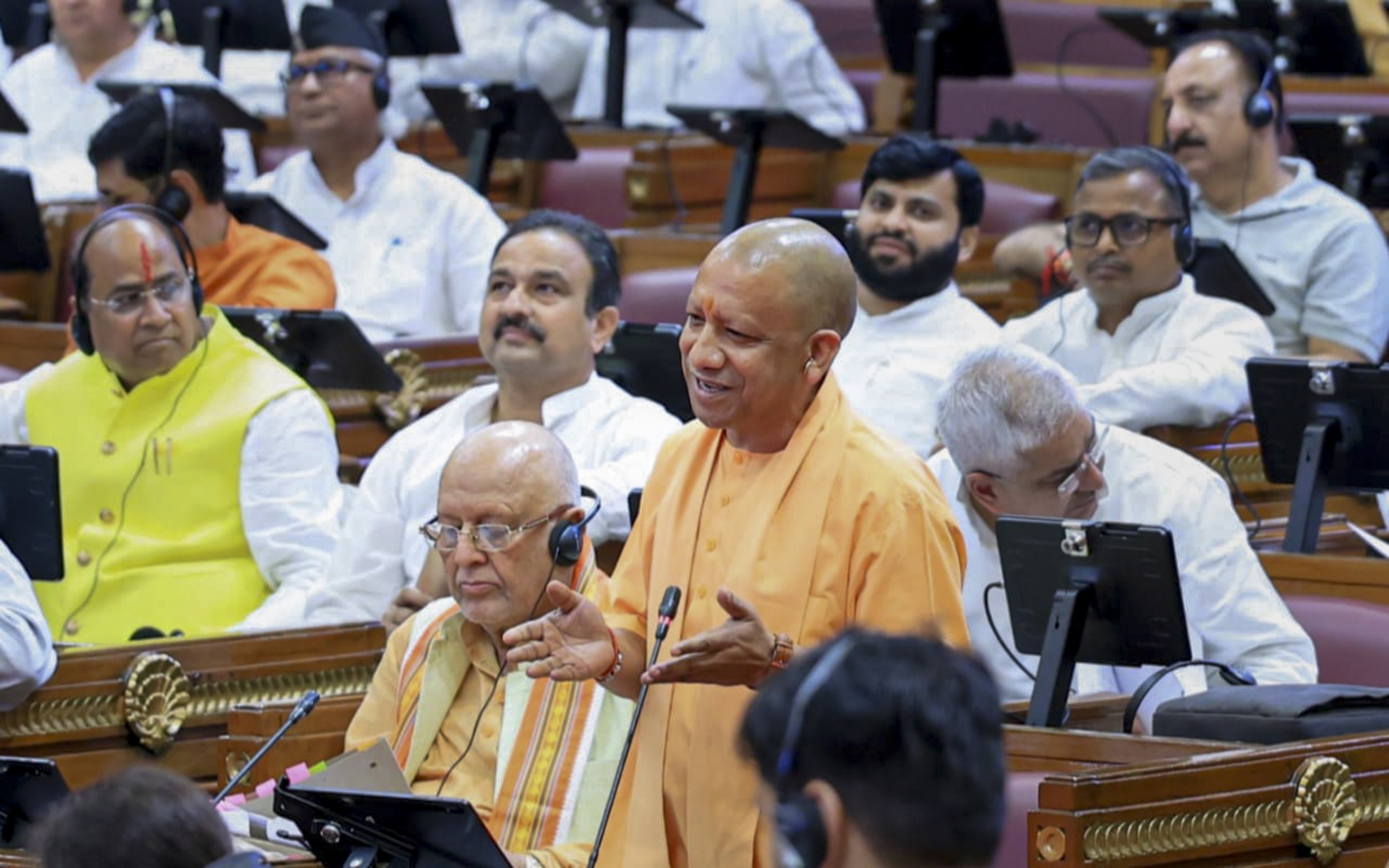 UP में आज बनेगा नया रिकॉर्ड, बिना ब्रेक 24 घंटे चलेगी विधानसभा, अखिलेश बोले-ये सब पागलपन