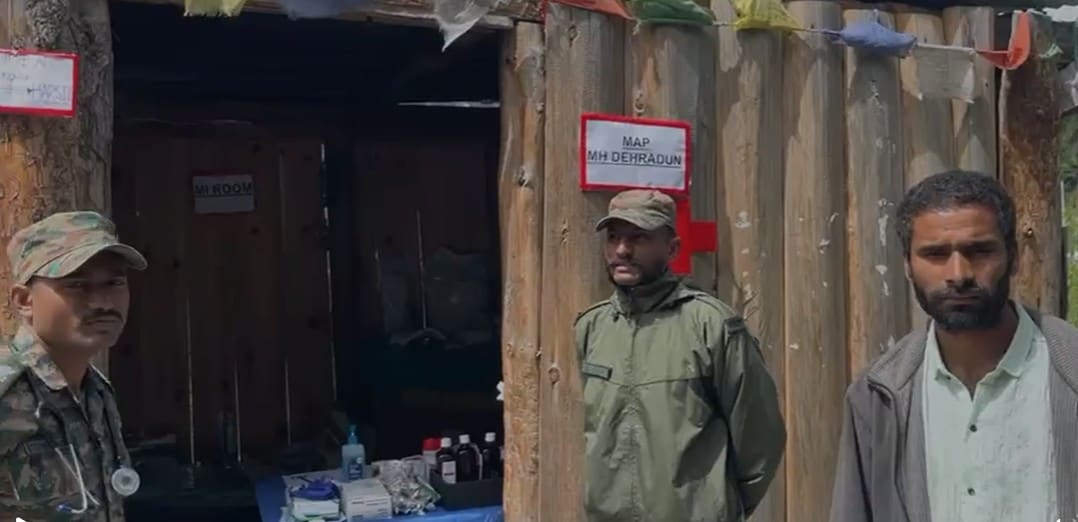 धराली में चाय-चाऊमीन की दुकान से चल रहा आर्मी हॉस्पिटल. धराली में चाय-चाऊमीन की दुकान से चल रहा आर्मी हॉस्पिटल.