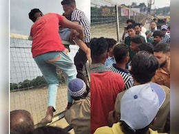 उफनाती गंगा में कूदने वाला था... युवकों ने दबोचा और फिर सिखाया न भूलने वाला सबक उफनाती गंगा में कूदने वाला था... युवकों ने दबोचा और फिर सिखाया न भूलने वाला सबक