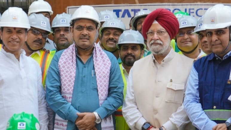 बाड़मेर रिफाईनरी निर्माण कार्य की प्रगति जानने पहुंचे पेट्रोलियम मंत्री हरदीप सिंह पूरी और CM भजनलाल बाड़मेर रिफाईनरी निर्माण कार्य की प्रगति जानने पहुंचे पेट्रोलियम मंत्री हरदीप सिंह पूरी और CM भजनलाल