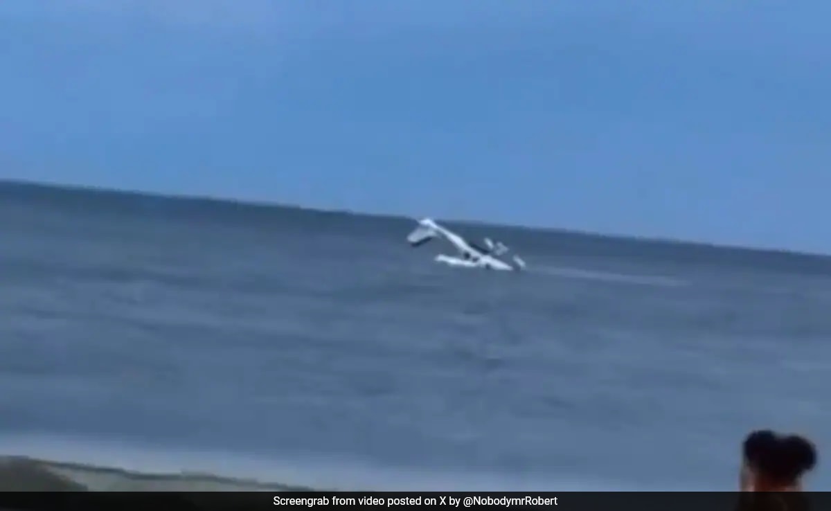 Малък едномоторен самолет направи аварийно кацане на вода в океана