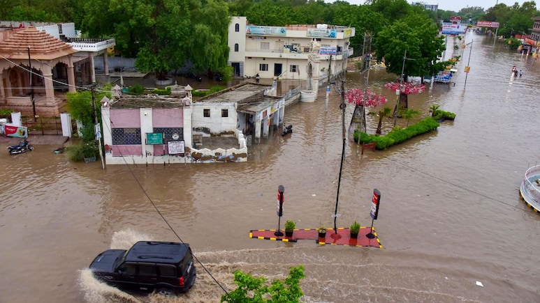Rajasthan Rain: जयपुर से सवाई माधोपुर तक आसमानी आफत, बह गईं गाड़ियां, अगले 72 घंटे अलर्ट