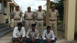 11 ATM कार्ड, खातों में करोड़ों के ट्रांजैक्शन, &nbsp;साइबर ठगी के खिलाफ पुलिस की बड़ी कार्रवाई; तीन गिरफ्तार&nbsp;