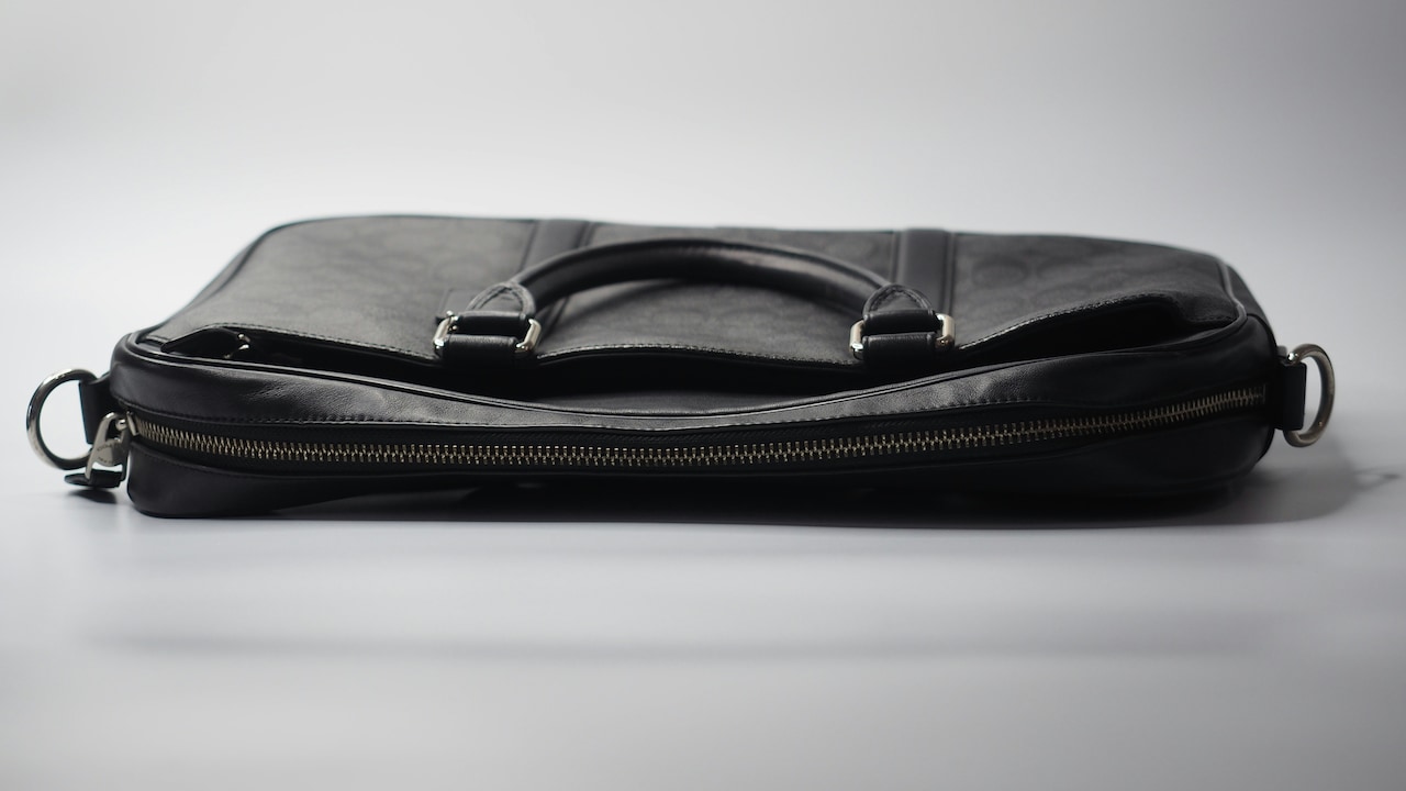 Get Not Too Bulky Laptop Bags For Your Office Commute Every day 