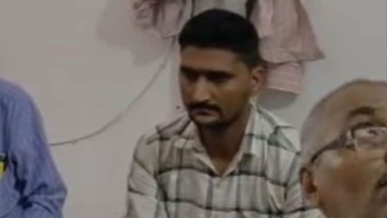 ACB Action: किसान से पटवारी को रिश्वत लेना पड़ा भारी, 15000 की डील... तहसील कार्यालय में रंगे हाथ गिरफ्तार ACB Action: किसान से पटवारी को रिश्वत लेना पड़ा भारी, 15000 की डील... तहसील कार्यालय में रंगे हाथ गिरफ्तार