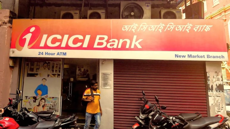 विरोध के चलते ICICI बैंक ने मिनिमम बैलेंस पर किए पीछे कदम, ग्राहकों को मिली कुछ राहत विरोध के चलते ICICI बैंक ने मिनिमम बैलेंस पर किए पीछे कदम, ग्राहकों को मिली कुछ राहत