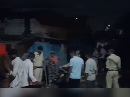 दो समुदायों के बीच जमकर चले पत्थर और शराब की बोतलें, तीन थानों की पुलिस ने पहुंच किया नियंत्रित दो समुदायों के बीच जमकर चले पत्थर और शराब की बोतलें, तीन थानों की पुलिस ने पहुंच किया नियंत्रित