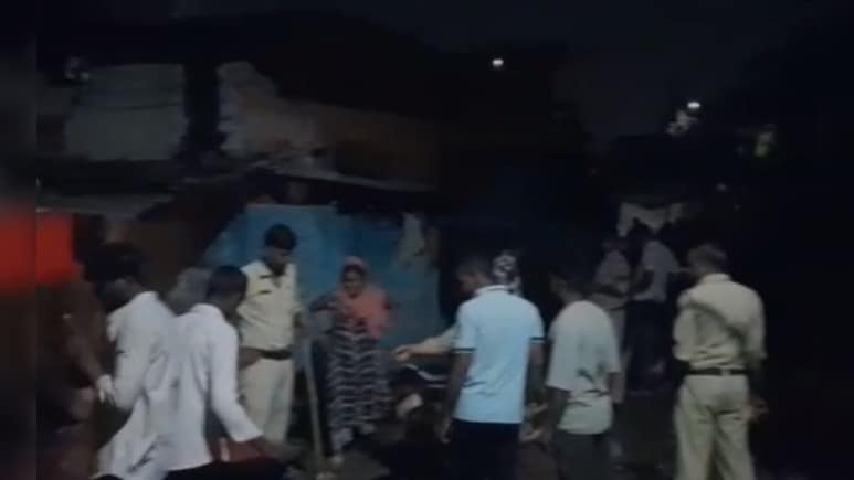 दो समुदायों के बीच जमकर चले पत्थर और शराब की बोतलें, तीन थानों की पुलिस ने पहुंच किया नियंत्रित दो समुदायों के बीच जमकर चले पत्थर और शराब की बोतलें, तीन थानों की पुलिस ने पहुंच किया नियंत्रित