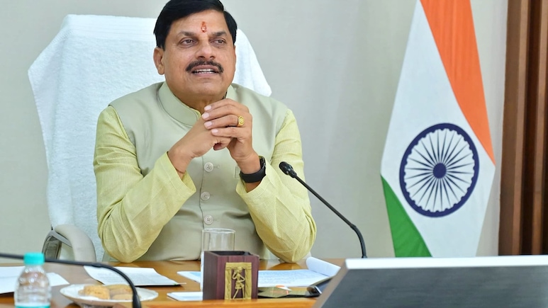 सड़क मार्ग से देर रात अचानक रतलाम पहुंच गए CM मोहन यादव, अफसरों में मचा हड़कंप 