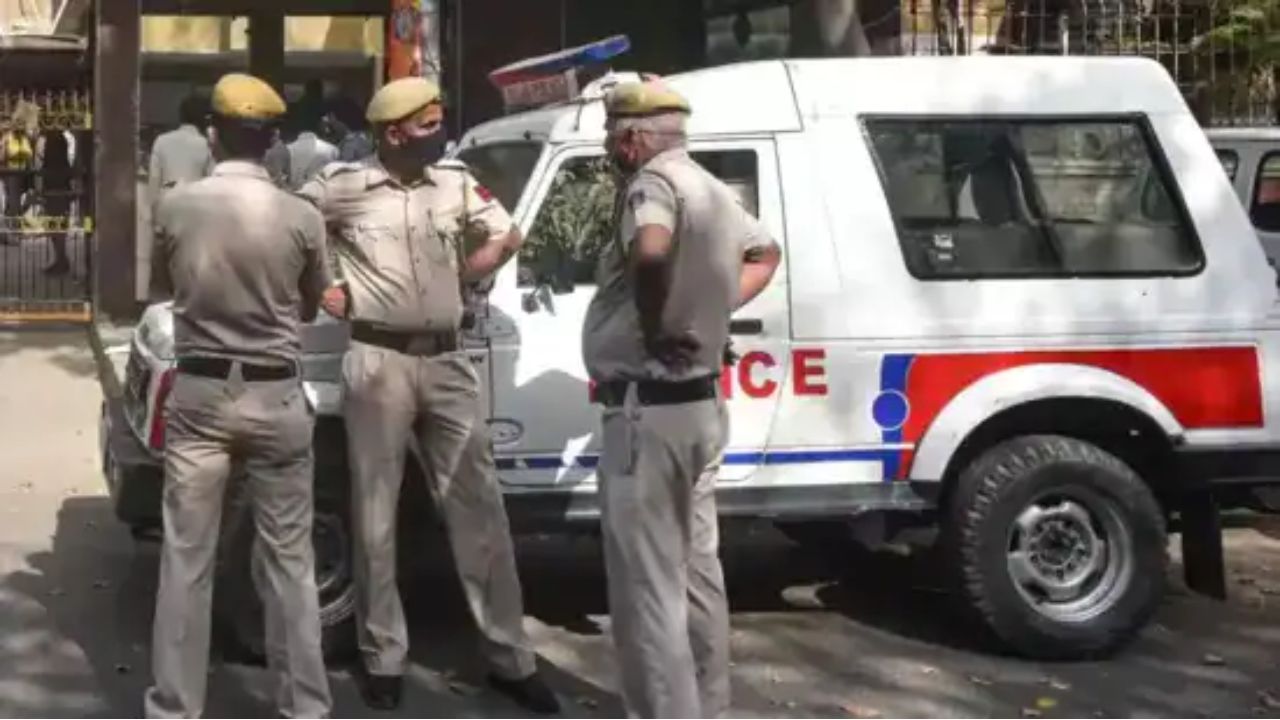 अवैध हथियार रखने वालों पर दिल्ली पुलिस ने कसा शिकंजा, बड़ी कार्यवाई में 24 पिस्टल और 30 कारतूस बरामद, 9 बदमाश हुए गिरफ्तार