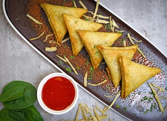 5 Best Irani Samosas In Hyderabad: Where To Find The Flakiest, Spiciest Bites 5 Best Irani Samosas In Hyderabad: Where To Find The Flakiest, Spiciest Bites