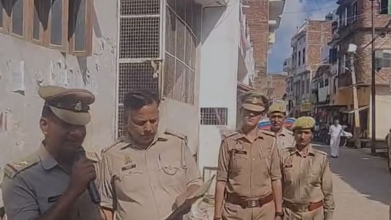 मुख्तार अंसारी की पत्नी पर कस रहा शिकंजा, पुलिस ने घर पर दी दबिश, नोटिस किया चस्पा मुख्तार अंसारी की पत्नी पर कस रहा शिकंजा, पुलिस ने घर पर दी दबिश, नोटिस किया चस्पा