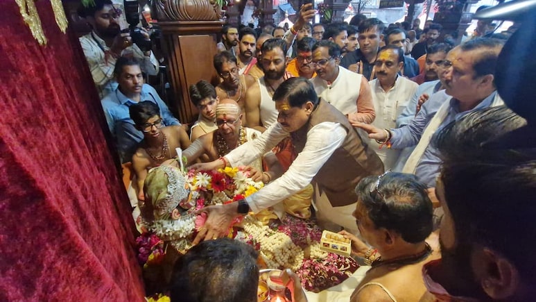 जयकारों से गूंजी उज्जैन नगरी: राजसी अंदाज में प्रजा का हाल जानने निकले बाबा महाकाल, आसमान से फूलों की बारिश जयकारों से गूंजी उज्जैन नगरी: राजसी अंदाज में प्रजा का हाल जानने निकले बाबा महाकाल, आसमान से फूलों की बारिश