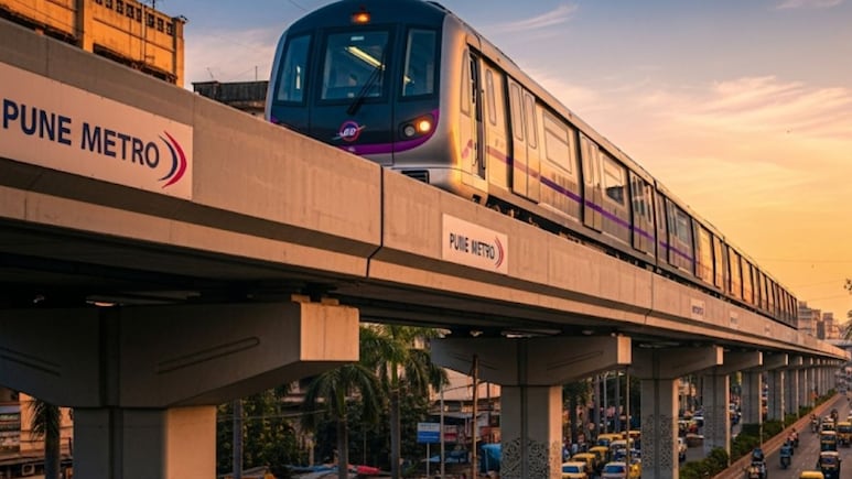 Pune Metro Crowd: पुणे मेट्रो स्थानकात तोबा गर्दी, मुंबईतील लोकल स्थानकासारखी धक्काबुक्की Pune Metro Crowd: पुणे मेट्रो स्थानकात तोबा गर्दी, मुंबईतील लोकल स्थानकासारखी धक्काबुक्की