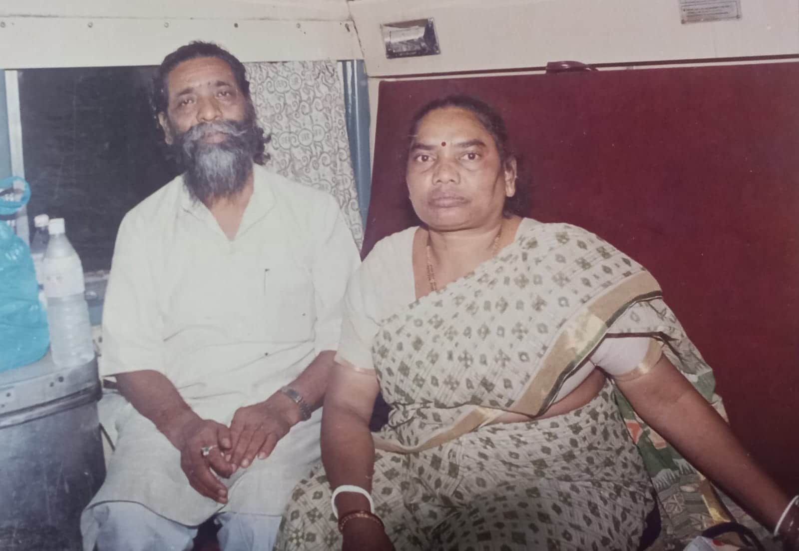 शिबू सोरने आंदोलन करते थे तो परिवार को संभालने की जिम्मेदारी पत्नी रूपी सोरेन को सौंप दिया था. शिबू सोरने आंदोलन करते थे तो परिवार को संभालने की जिम्मेदारी पत्नी रूपी सोरेन को सौंप दिया था.