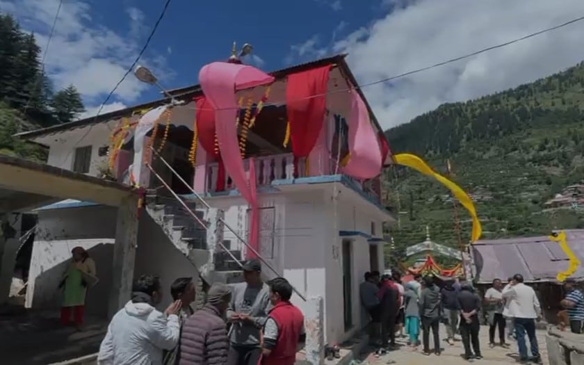धराली के कुल देवता सोमेश्वर नाम का मंदिर, यह अभी यहां के लोगों का शरणस्थली बन चुका है. तस्वीर शनिवार दोपहर की है. धराली के कुल देवता सोमेश्वर नाम का मंदिर, यह अभी यहां के लोगों का शरणस्थली बन चुका है. तस्वीर शनिवार दोपहर की है.
