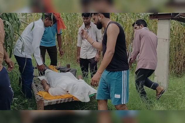 बड़ी मशक्कत के बाद किसान को कुएं से बाहर निकाला गया. बड़ी मशक्कत के बाद किसान को कुएं से बाहर निकाला गया.
