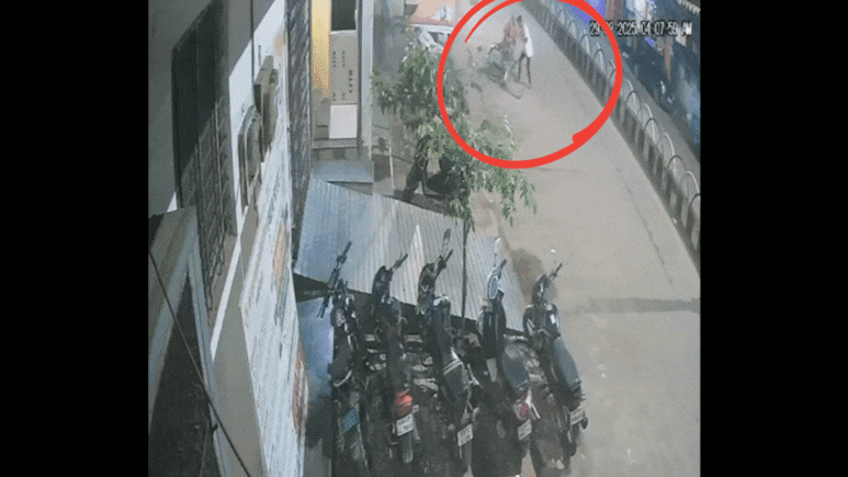 साइकिल से जा रहा था 60 साल का बुजुर्ग, अचानक बदमाशों ने खुलेआम किया चाकू से हमला साइकिल से जा रहा था 60 साल का बुजुर्ग, अचानक बदमाशों ने खुलेआम किया चाकू से हमला