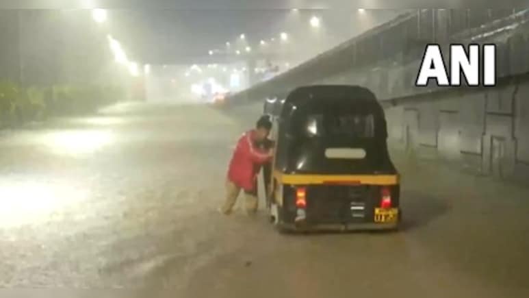 मुंबई में आफत की बारिश, IMD ने जारी किया अलर्ट, पुलिस ने इन रास्तों से बचने की दी सलाह