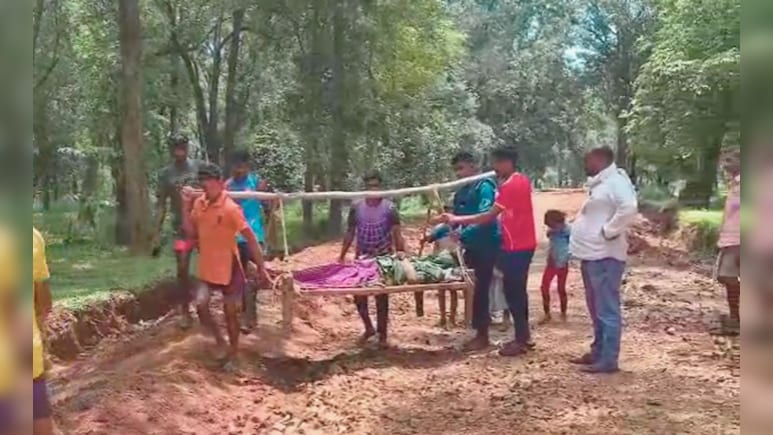 गडचिरोलीतील मन हेलावून टाकणारी घटना; आदिवासींच्या समस्या कधी संपणार? गडचिरोलीतील मन हेलावून टाकणारी घटना; आदिवासींच्या समस्या कधी संपणार?