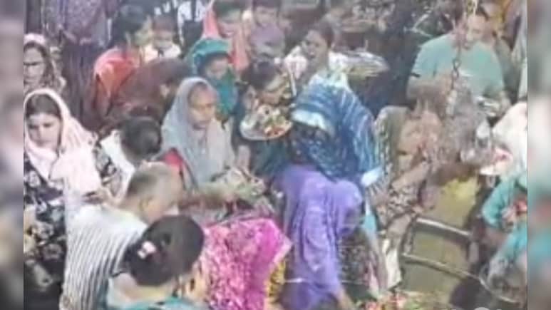 गले से मंगलसूत्र पार...मंदिर में पूजा कर रही बुजुर्ग महिला के साथ हुई वारदात, घटना सीसीटीवी में कैद गले से मंगलसूत्र पार...मंदिर में पूजा कर रही बुजुर्ग महिला के साथ हुई वारदात, घटना सीसीटीवी में कैद