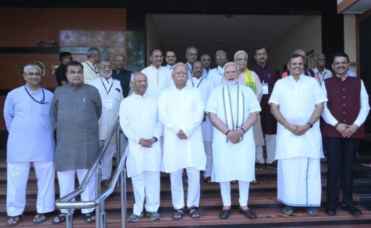 आरएसएस ने जनमत बनाने, लोकमत परिष्कार करने में ही अपनी आस्था जताई है. आरएसएस ने जनमत बनाने, लोकमत परिष्कार करने में ही अपनी आस्था जताई है.